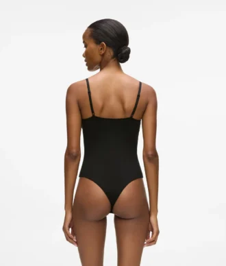 Body de pierna alta característico