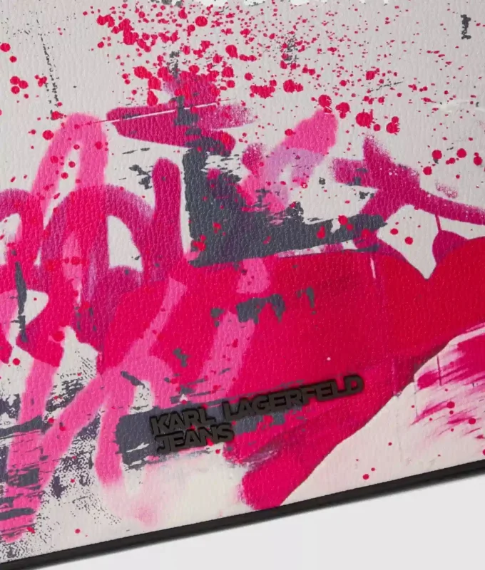 Bolso bandolera con estampado graffiti