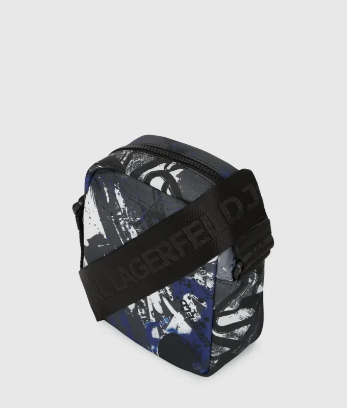Bolso bandolera con estampado graffiti