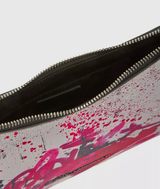 Bolso bandolera con estampado graffiti