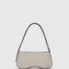 Bolso bandolera con tachuelas y gafas de sol