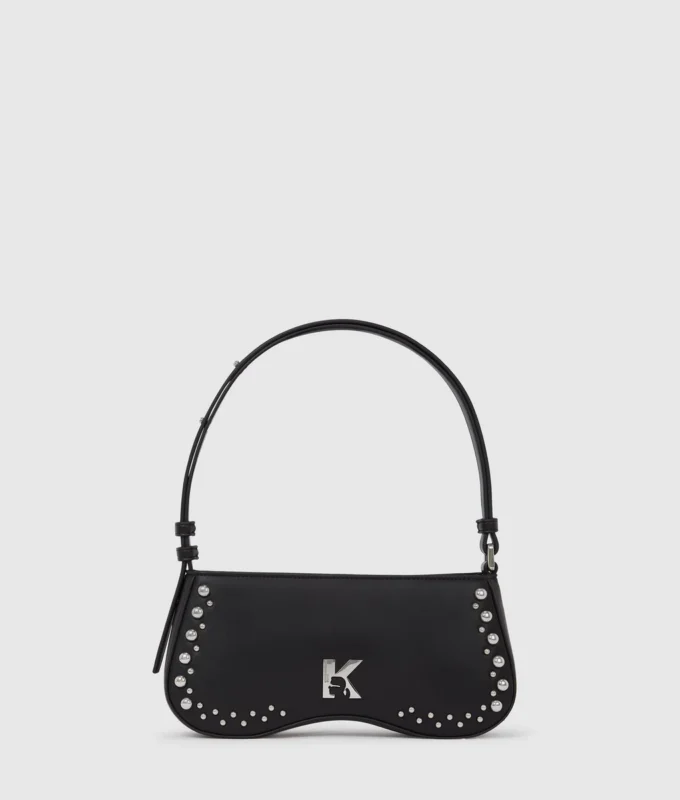 Bolso bandolera con tachuelas y gafas de sol