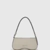 Bolso bandolera con tachuelas y gafas de sol