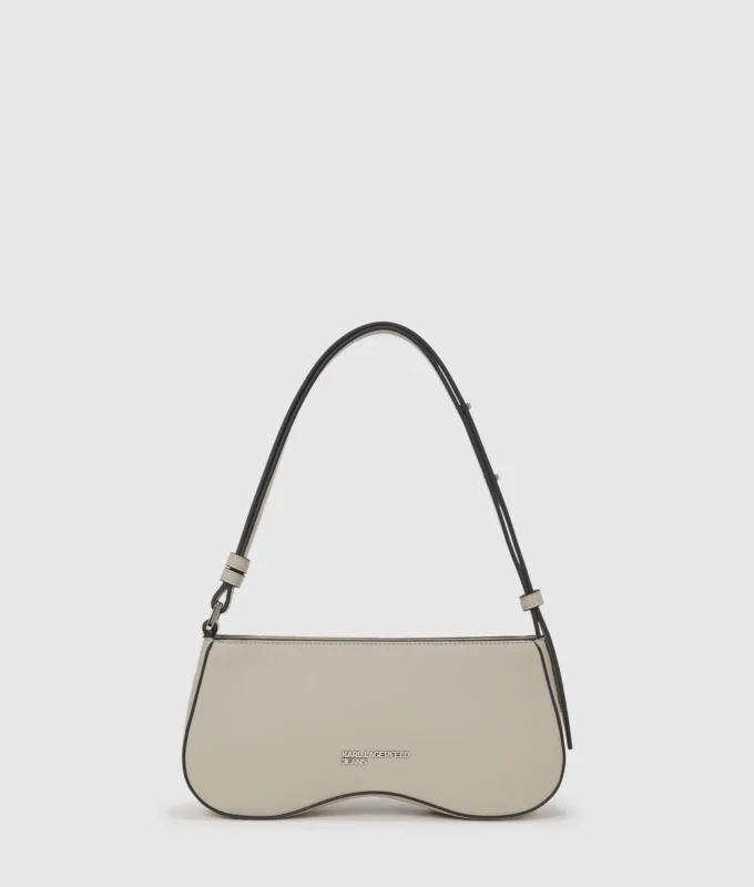 Bolso bandolera con tachuelas y gafas de sol