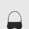 Bolso bandolera con tachuelas y gafas de sol