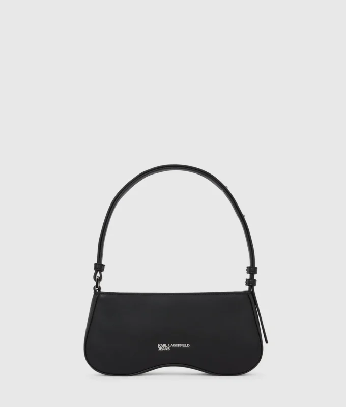 Bolso bandolera con tachuelas y gafas de sol
