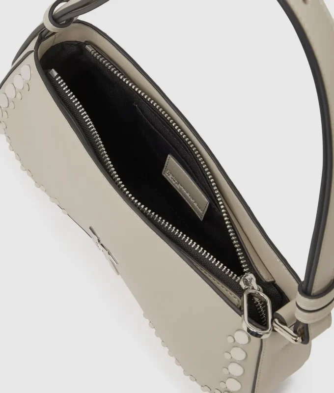 Bolso bandolera con tachuelas y gafas de sol