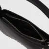 Bolso bandolera con tachuelas y gafas de sol