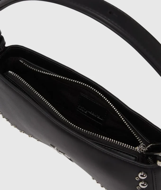 Bolso bandolera con tachuelas y gafas de sol