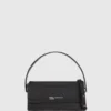 Bolso con asa superior y logotipo metálico