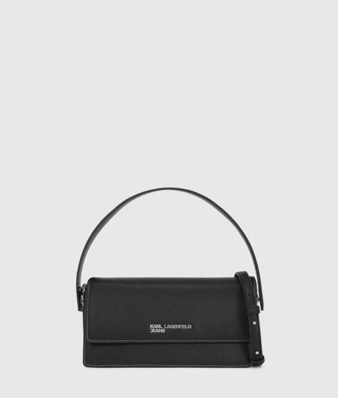 Bolso con asa superior y logotipo metálico