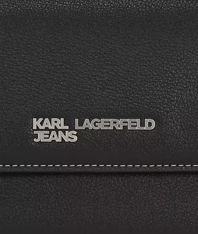 Bolso con asa superior y logotipo metálico