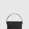 Bolso con asa superior y logotipo metálico