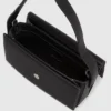 Bolso con asa superior y logotipo metálico