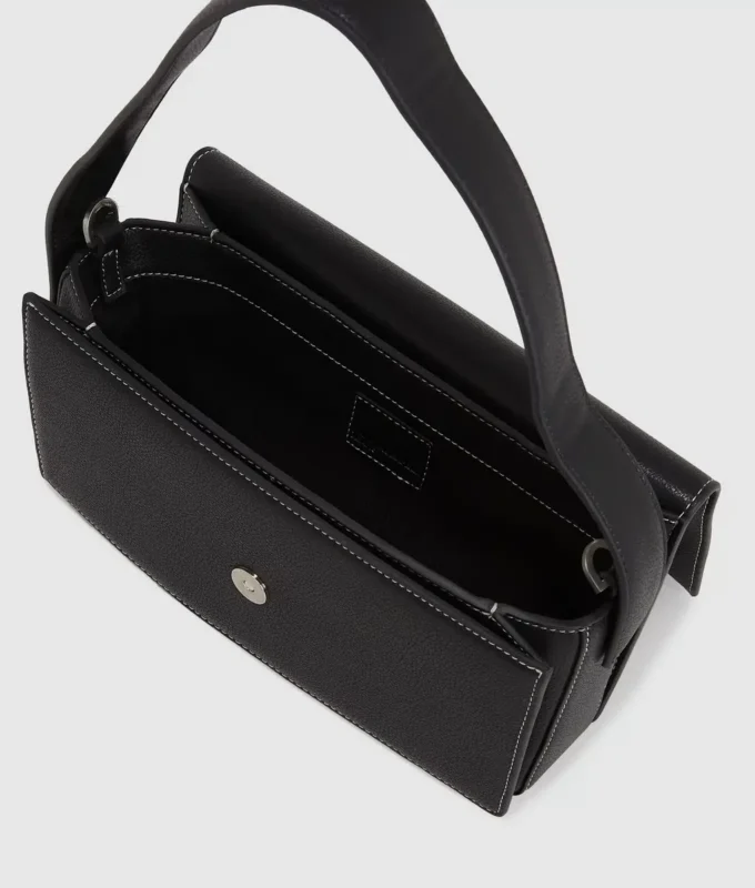 Bolso con asa superior y logotipo metálico