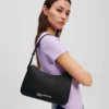 BOLSO DE HOMBRO CON LOGOTIPO METÁLICO