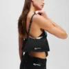 BOLSO DE HOMBRO PEQUEÑO CON LOGOTIPO METÁLICO