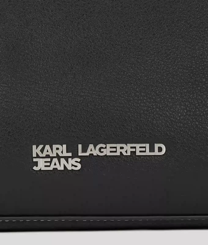 BOLSO DE HOMBRO PEQUEÑO CON LOGOTIPO METÁLICO