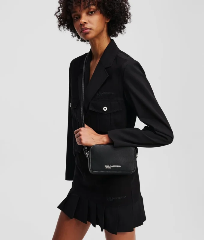 BOLSO PARA CÁMARA CON LOGOTIPO METÁLICO