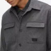 Camisa con bolsillos en el pecho