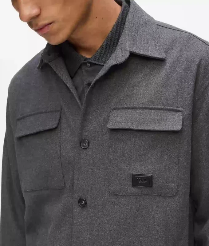Camisa con bolsillos en el pecho