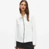 Camisa con cinta con logotipo