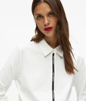 Camisa con cinta con logotipo