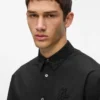 Camisa con cuello de cristal
