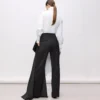 Camisa con detalle de lazo de KL Studio
