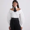 CAMISA CON HOMBROS DESCUBIERTOS