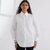CAMISA CON PUÑOS CARACTERÍSTICOS