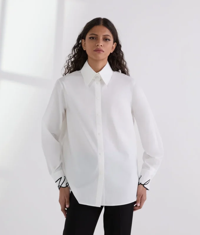 CAMISA CON PUÑOS CARACTERÍSTICOS