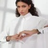 CAMISA CON PUÑOS CARACTERÍSTICOS