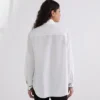 CAMISA CON PUÑOS CARACTERÍSTICOS