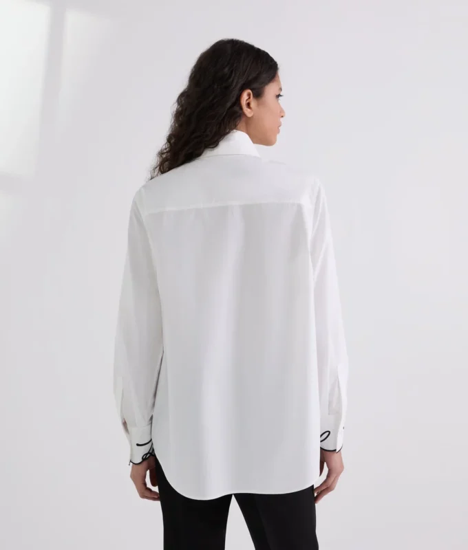 CAMISA CON PUÑOS CARACTERÍSTICOS