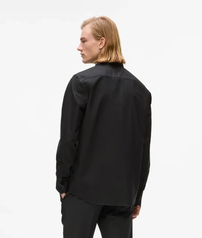 Camisa negra clásica