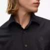 Camisa negra clásica