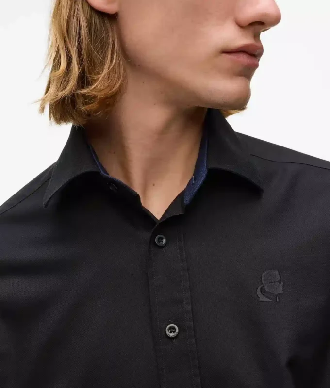 Camisa negra clásica