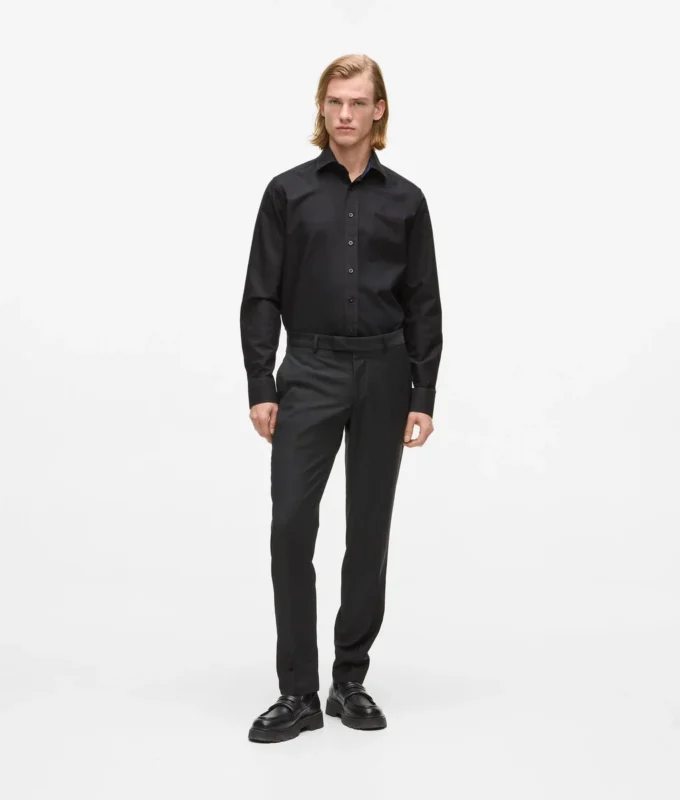 Camisa negra clásica