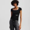 CAMISETA CON CUELLO CUADRADO