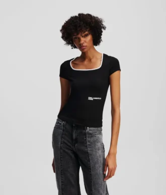 CAMISETA CON CUELLO CUADRADO