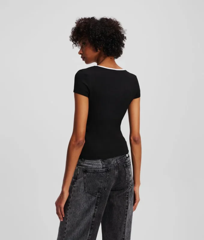 CAMISETA CON CUELLO CUADRADO