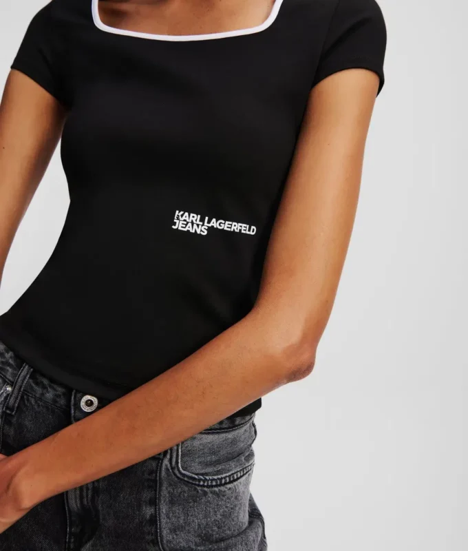 CAMISETA CON CUELLO CUADRADO