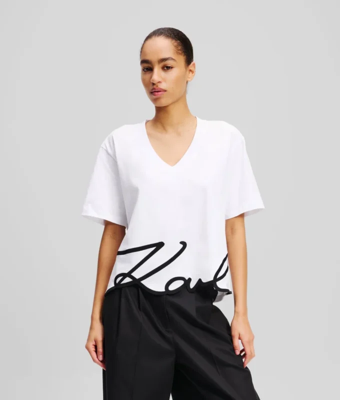 CAMISETA CON CUELLO EN V