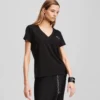 CAMISETA CON CUELLO EN V