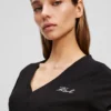 CAMISETA CON CUELLO EN V