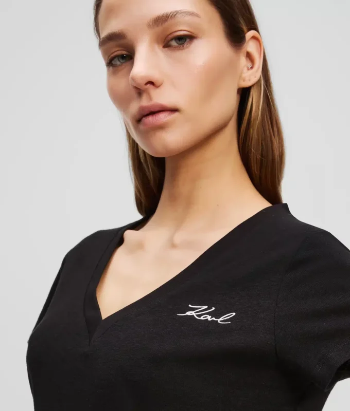 CAMISETA CON CUELLO EN V