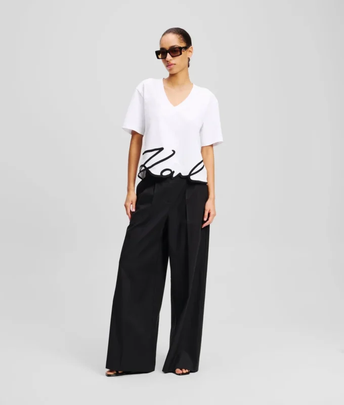 CAMISETA CON CUELLO EN V