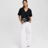 CAMISETA CON CUELLO EN V
