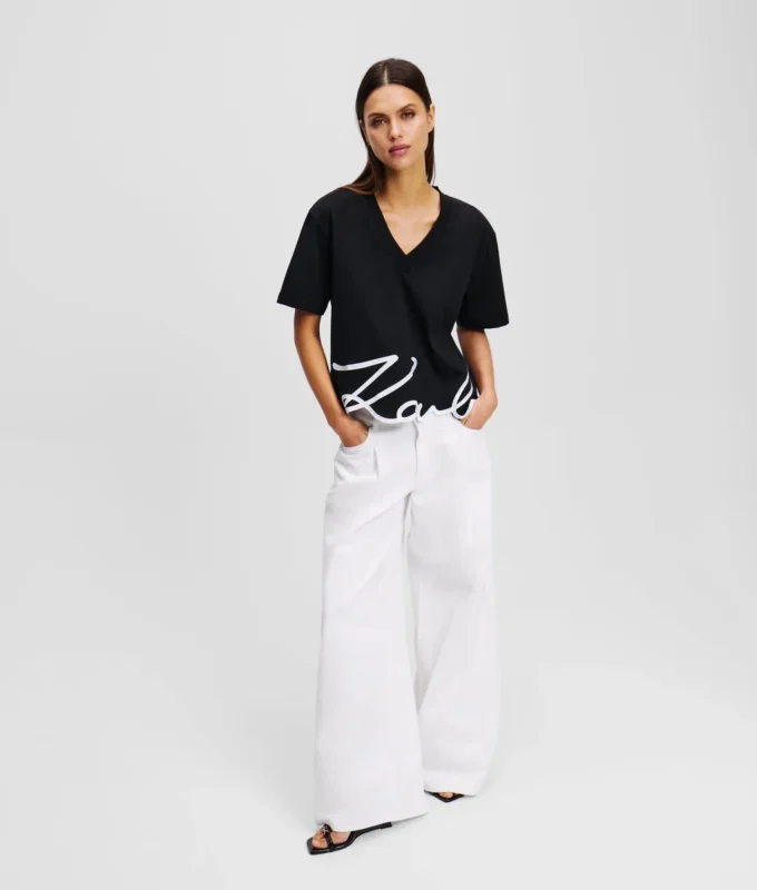 CAMISETA CON CUELLO EN V